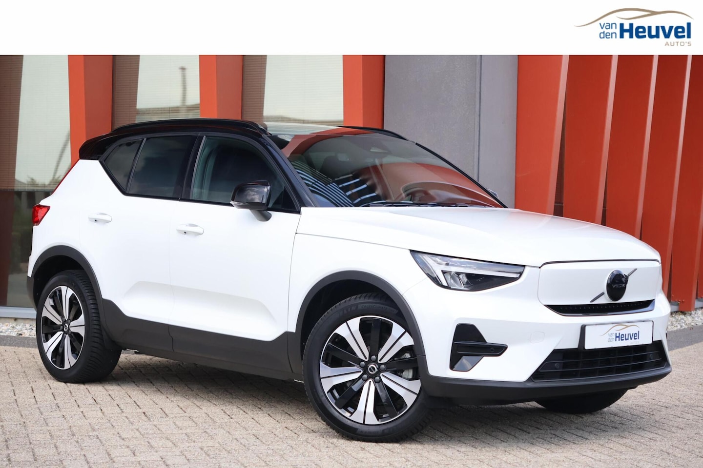 Volvo XC40 - Recharge R Design 70 kWh | Stoelverwarming | Parkeercamera | Full Electric | Glossy Black - AutoWereld.nl