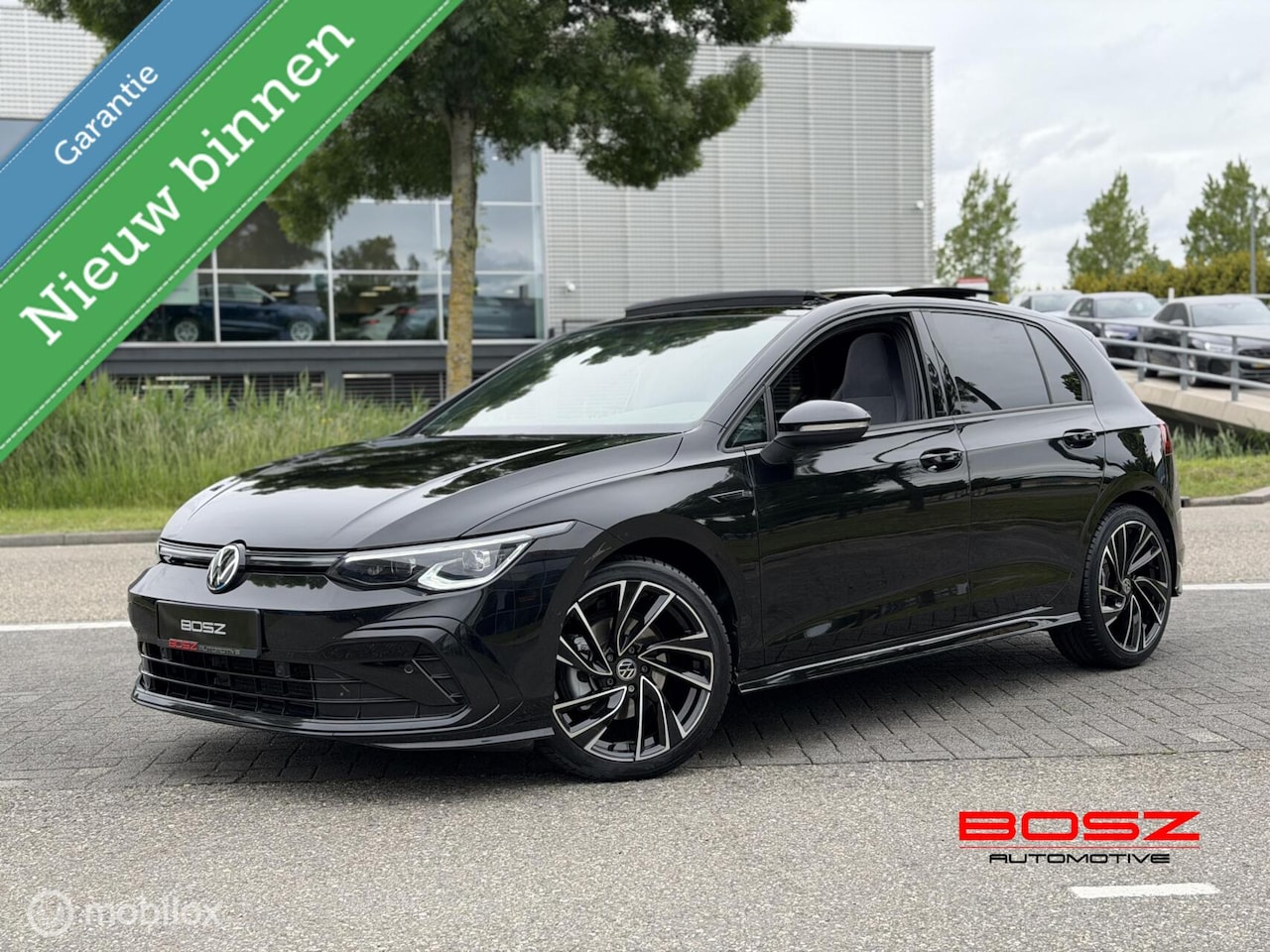 Volkswagen Golf - 8 1.5 eTSI R-Line DSG PANO IQ AMBIENT BLACK - AutoWereld.nl