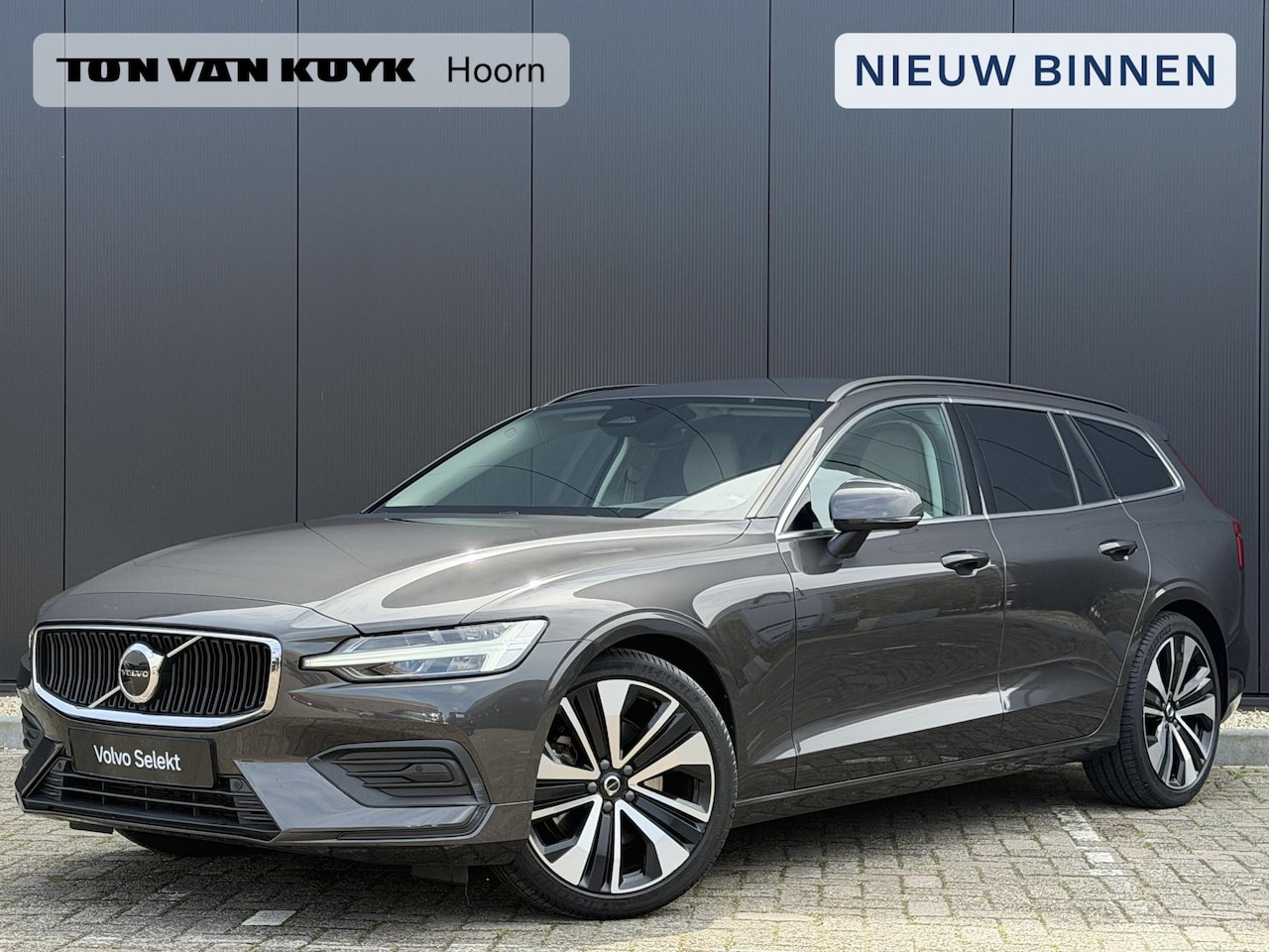 Volvo V60 - 2.0 B3 Core intellisafe/ keyless entry/ climate line/ 19 inch/ extra getint glas - AutoWereld.nl