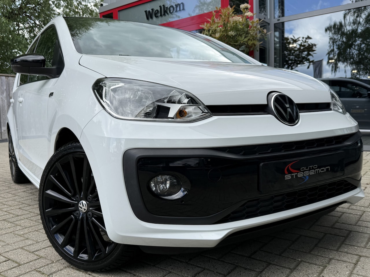 Volkswagen Up! - 1.0 *!* R-LINE *!* ECC/ CRUISE/ 17 INCH/ CAMERA/ STOELVERWARMING *!* - AutoWereld.nl