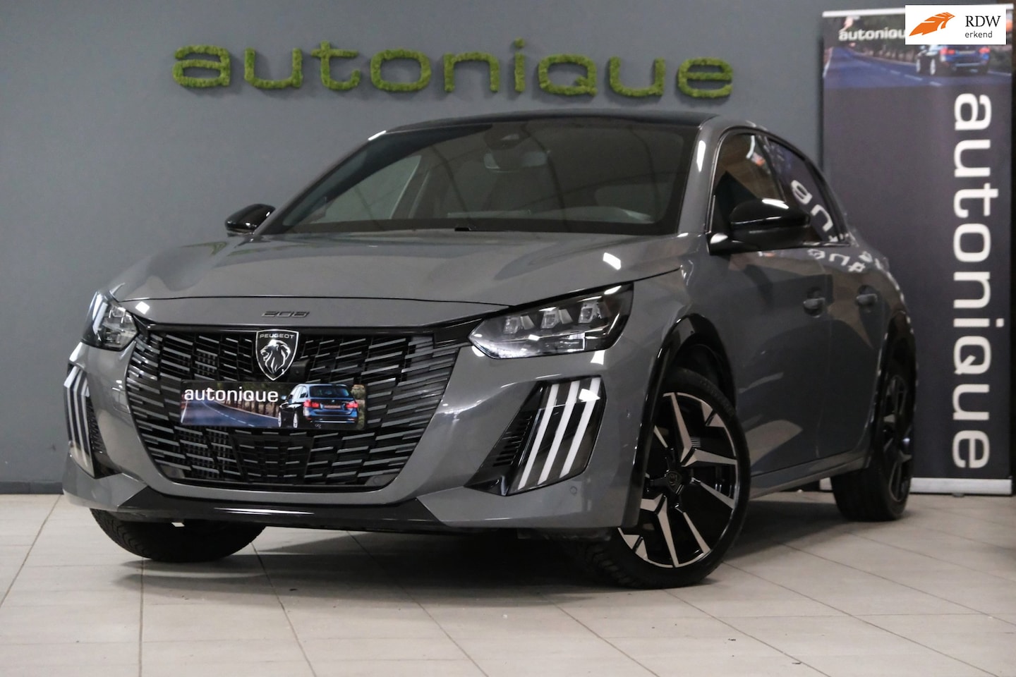 Peugeot 208 - 1.2 PureTech 100 GT Nardo Grey *PANORAMADAK* 11.656km!! UNIEK 360° Camera/MirrorScreen - AutoWereld.nl