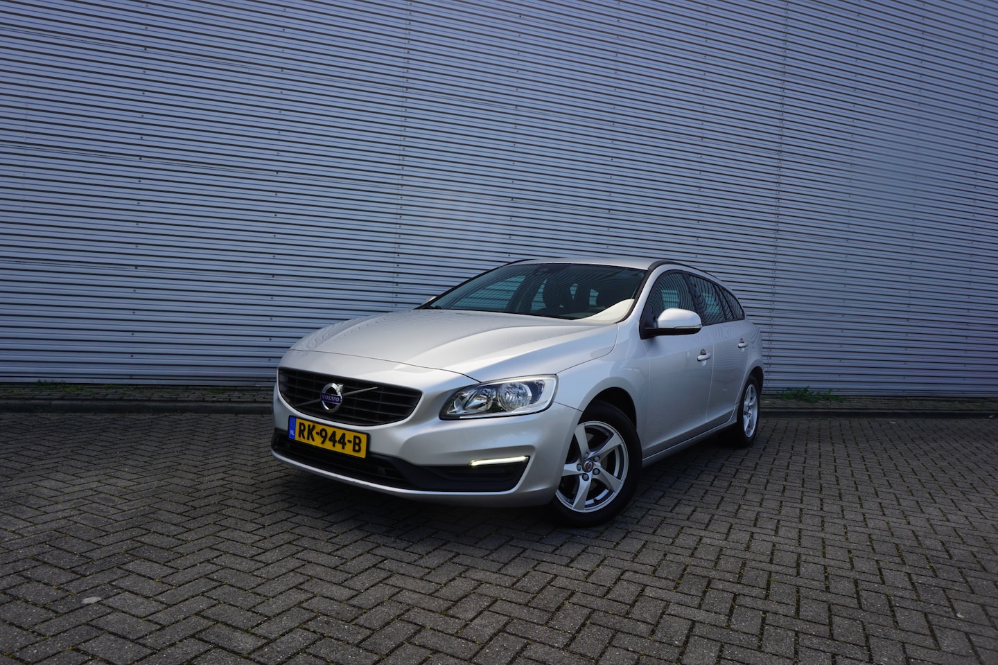 Volvo V60 - 2.0 D3 Kinetic AUTOMAAT - Climate / Navi / Cruise / Stoelverw. / Parkeers. / Lm velgen - AutoWereld.nl