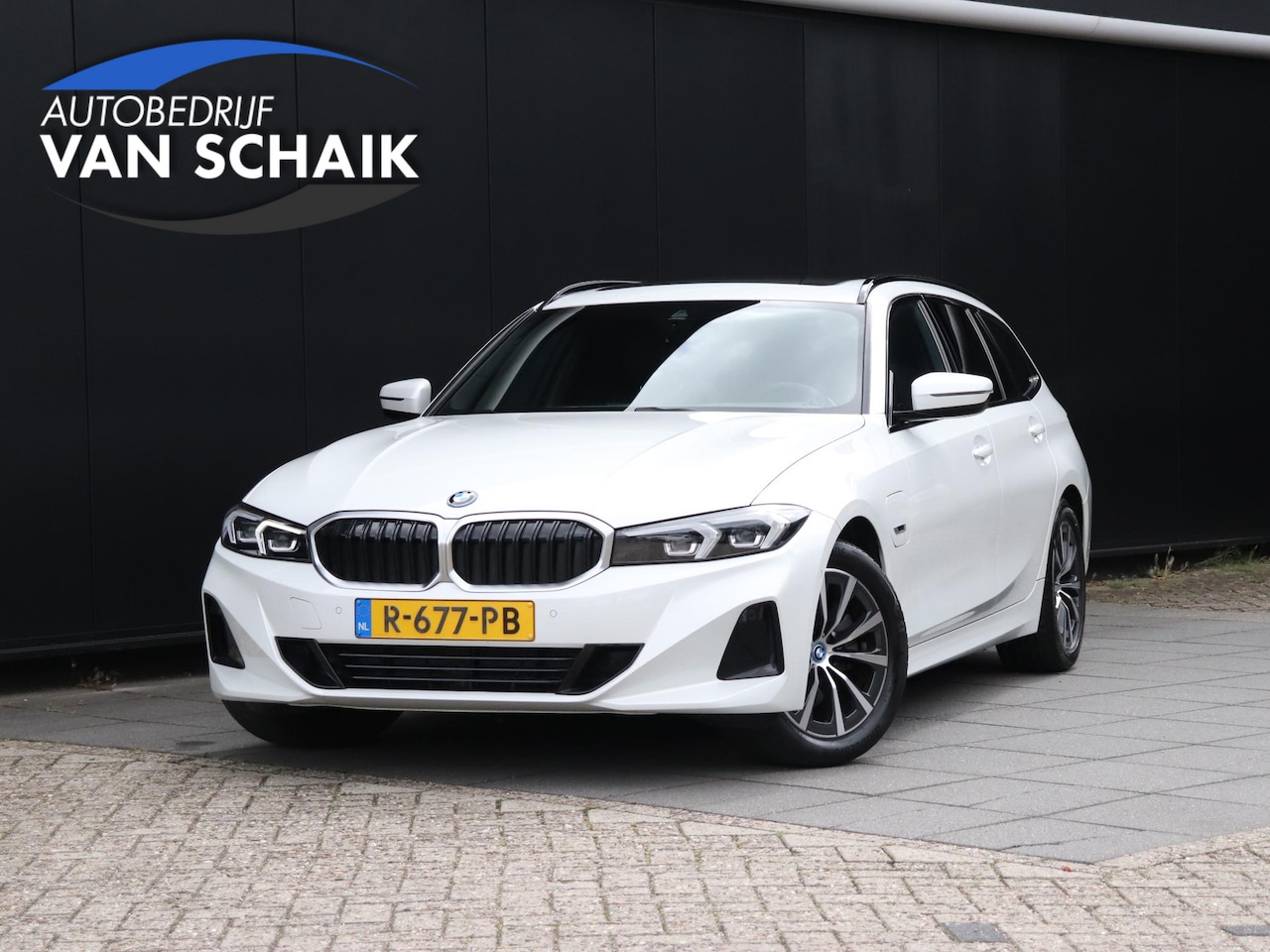 BMW 3-serie Touring - 330e | LEDER | MEMORY | PANO-DAK | TREKHAAK | CAMERA | STOELVERW. | CRUISE | NAVI | - AutoWereld.nl