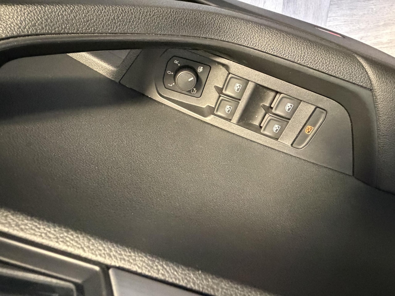 Skoda Karoq - 1.0 TSI Ambition CARPLAY,CRUISE - AutoWereld.nl