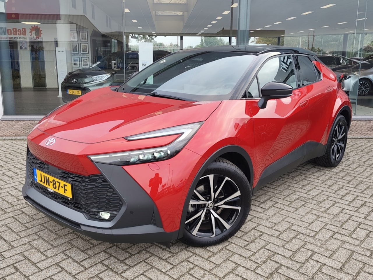 Toyota C-HR - 1.8 Hybrid 140 First Edition | All-Season | Navi | Sensoren v/a - AutoWereld.nl