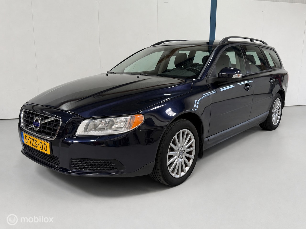 Volvo V70 - 2.5T Momentum AUTOMAAT / LEER / XENON - AutoWereld.nl