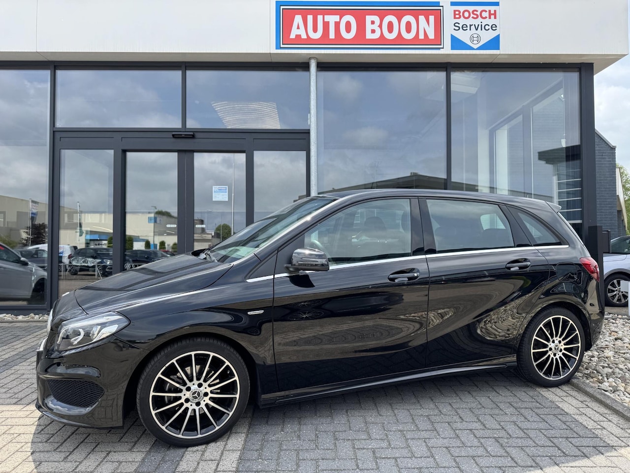 Mercedes-Benz B-klasse - 180 AMG EDITION AUTOMAAT APPCARPLAY/P-CAM/LED/ NAVI/2XPDC/18''AMG/SFEER/STOELVERWARMING/ME - AutoWereld.nl