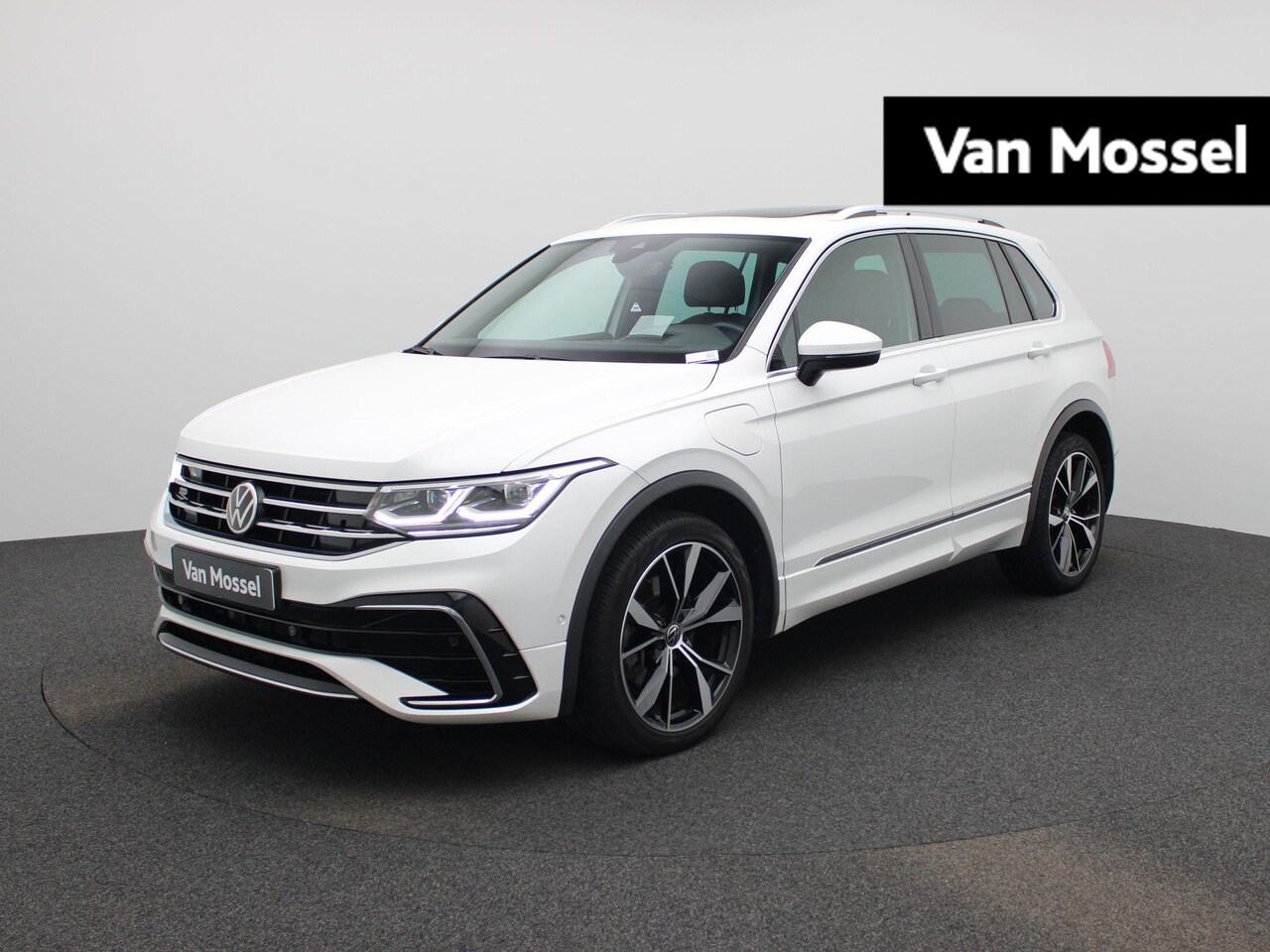 Volkswagen Tiguan - 1.4 TSI eHybrid R-Line Business+ 245 PK| Dealeronderhouden | Panoramadak | Trekhaak | Navi - AutoWereld.nl