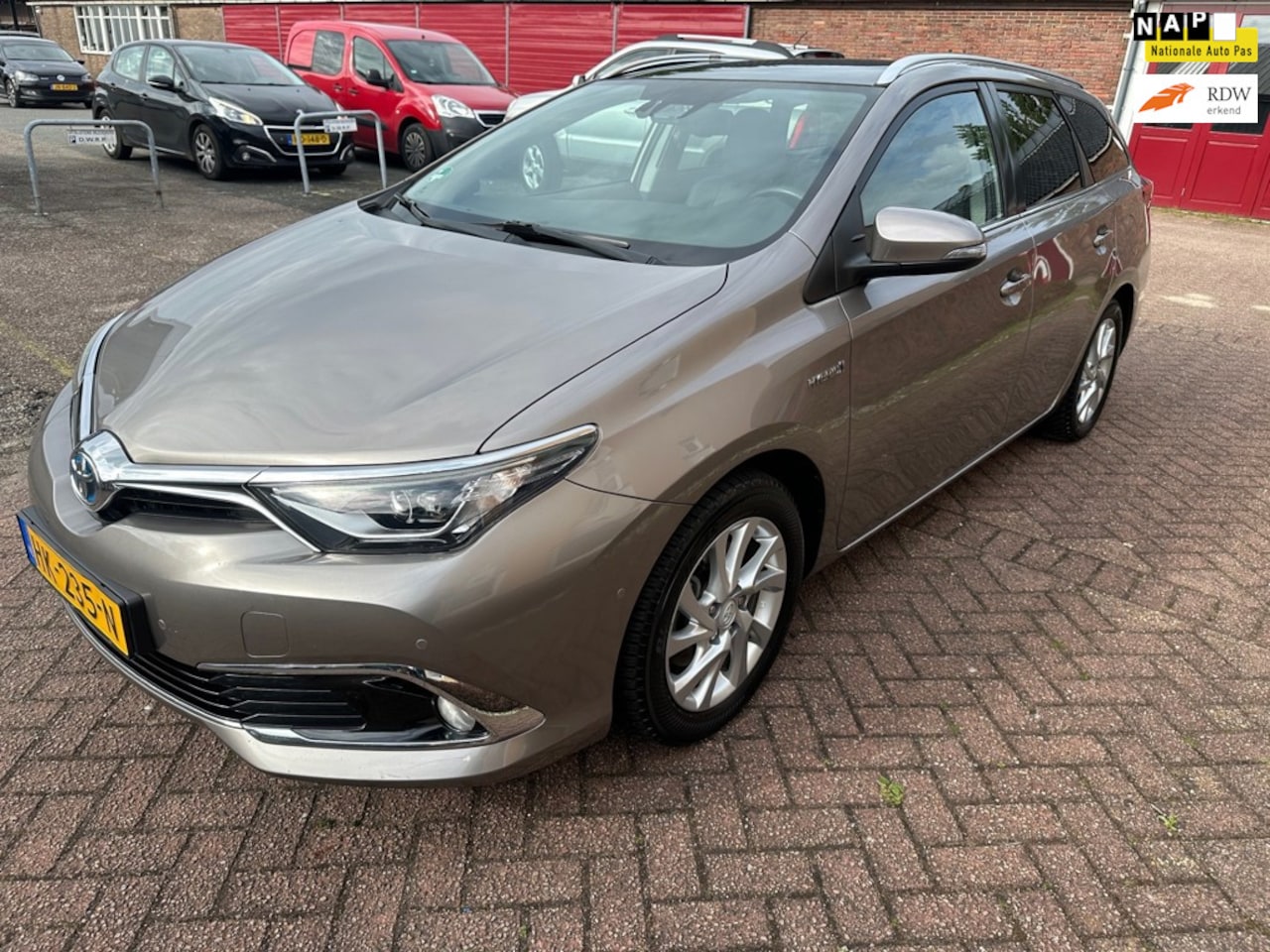 Toyota Auris Touring Sports - 1.8 Hybrid Lease pro pano leer nap - AutoWereld.nl