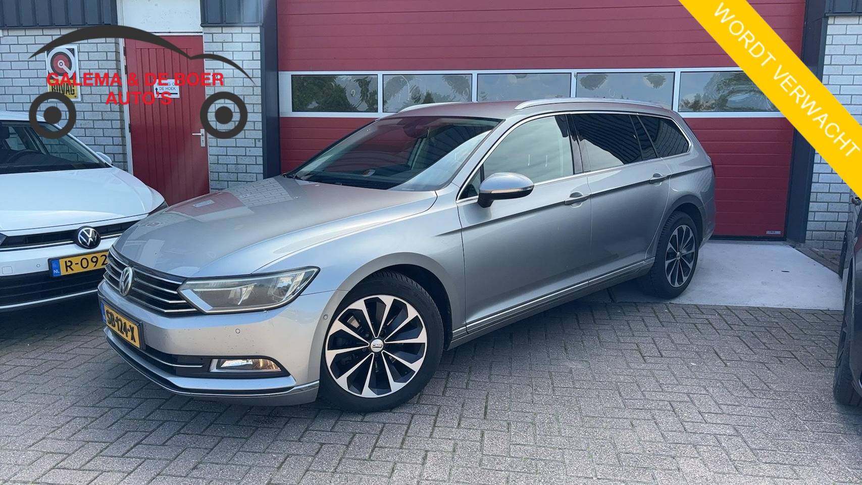 Volkswagen Passat Variant - 2.0 TDI Business Edition R AUTOMAAT / TREKHAAK / CAMERA / NAVI / CLIMA / PDC / STOELVERW / - AutoWereld.nl