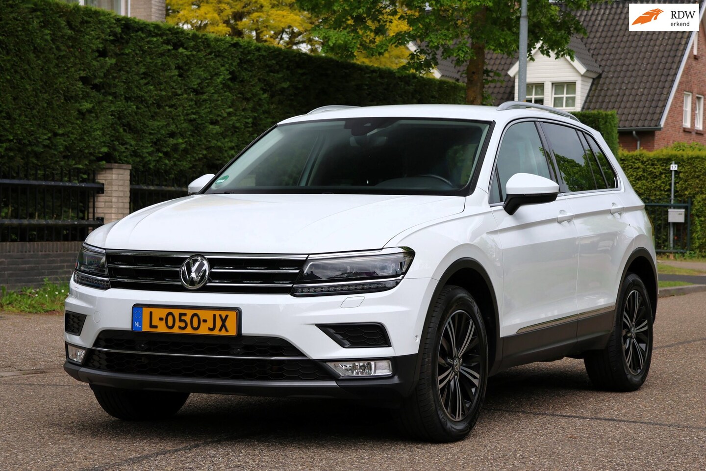 Volkswagen Tiguan - 2.0 TSI 4Motion Highline | NAVI | CLIMA | CRUISE | LED | TREKHAAK | ZEER MOOIE GOED ONDERH - AutoWereld.nl