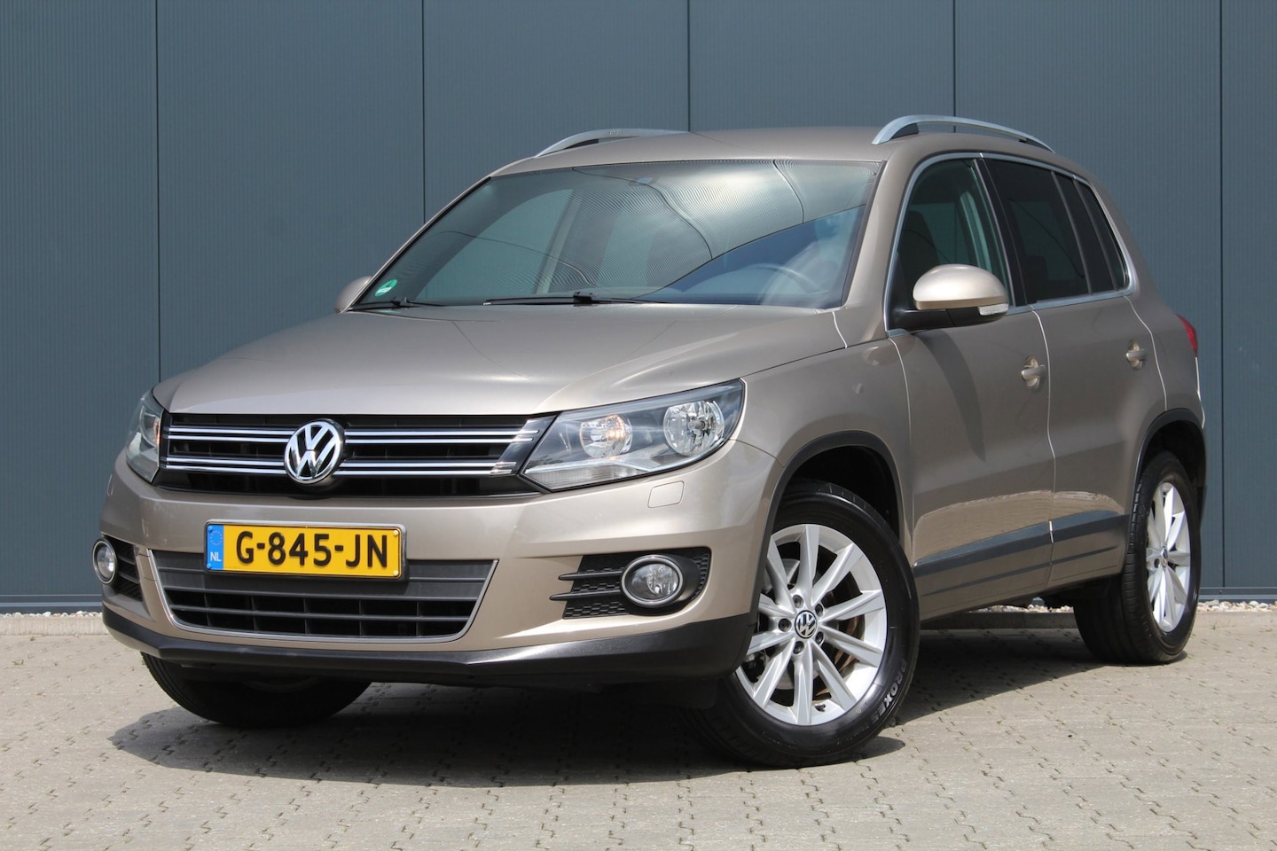 Volkswagen Tiguan - 1.4 TSI Sport&Style | Trekhaak | Stoelverwarming | Clima / Cruise control | APK | - AutoWereld.nl