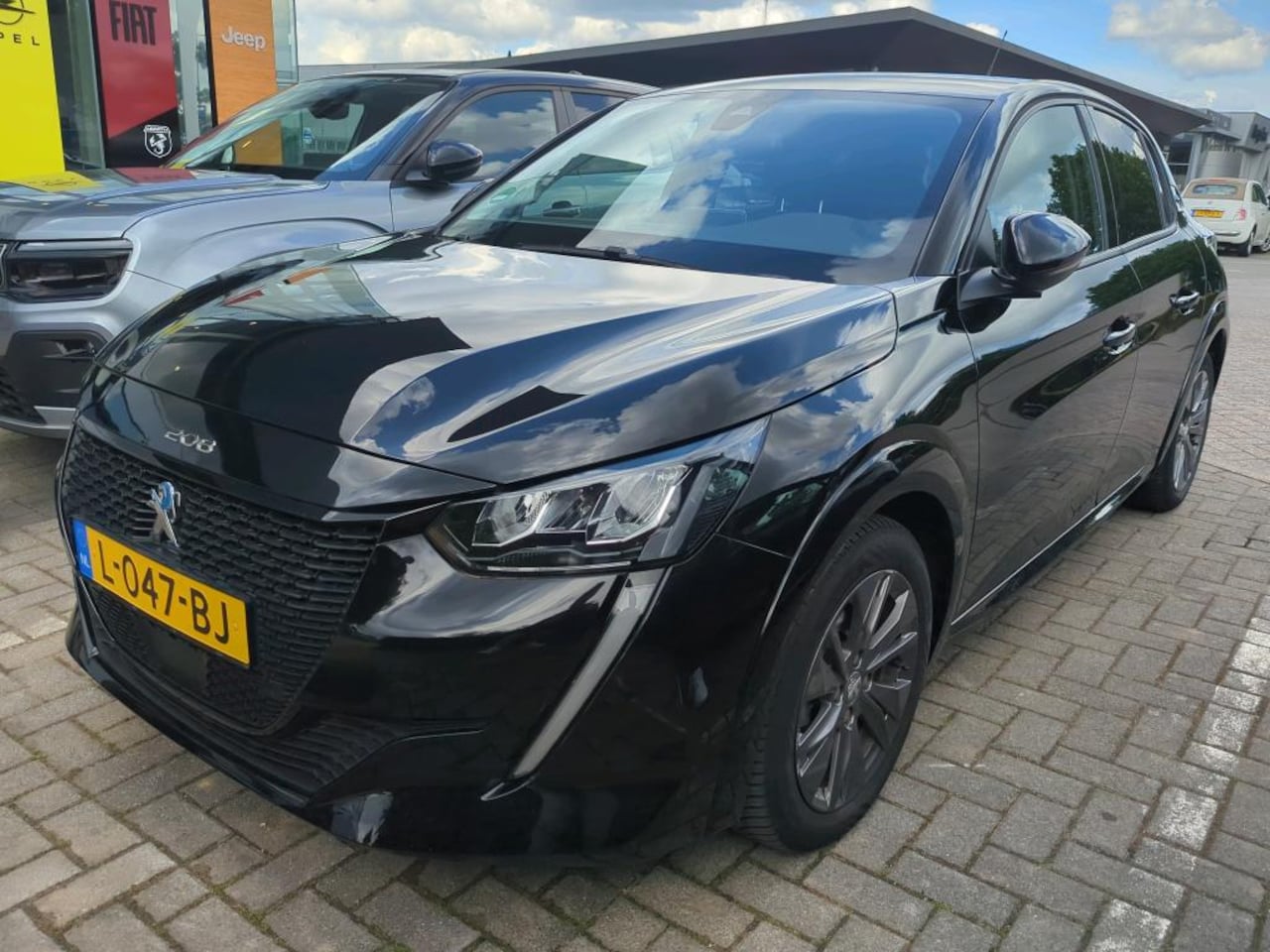 Peugeot e-208 - EV Allure Pack 50 kWh 3 Fase | Adaptive Cruise | Stoelverwarming | Navigatie 3D | Achterui - AutoWereld.nl