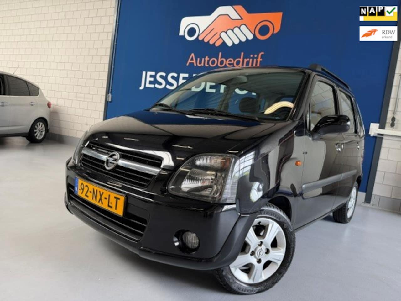 Opel Agila - 1.2-16V Comfort / bj.2004/ zwart / 5 deurs / airco /sportvelgen/etc 1e eigenaar / NAP met - AutoWereld.nl