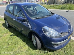 Renault Clio - 1.4-16V Dynamique Luxe 5-drs [ APK 28-2-2027 ]