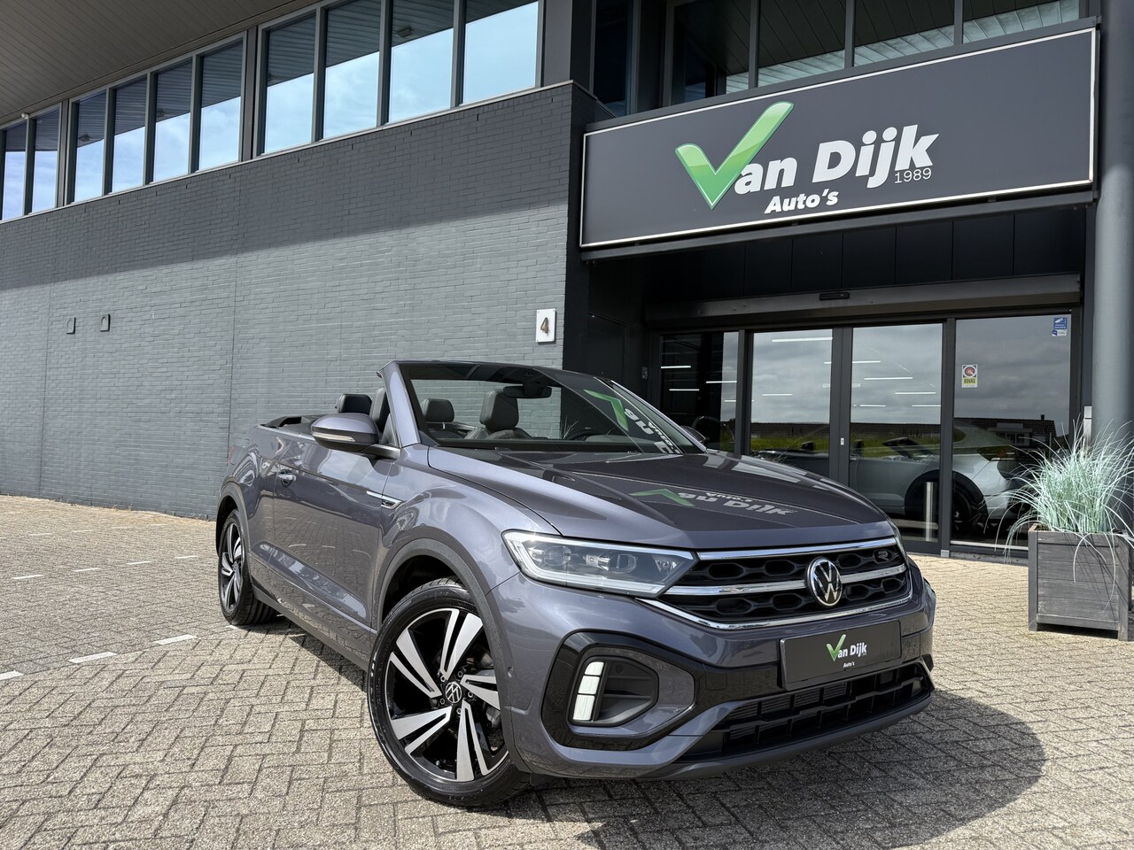 Volkswagen T-Roc Cabrio - 1.5 TSI R-Line Navi Camera Trekhaak - AutoWereld.nl