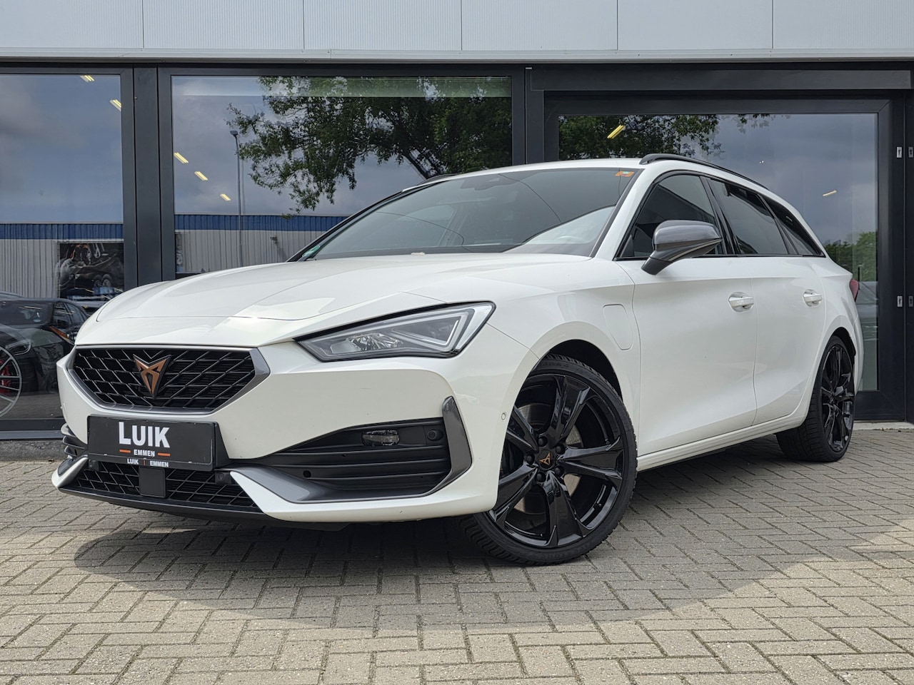 CUPRA Leon Sportstourer - 1.4 e-Hybrid VZ Black Edition + MEMORY + CAMERA + TREKHAAK + KEYLESS - AutoWereld.nl