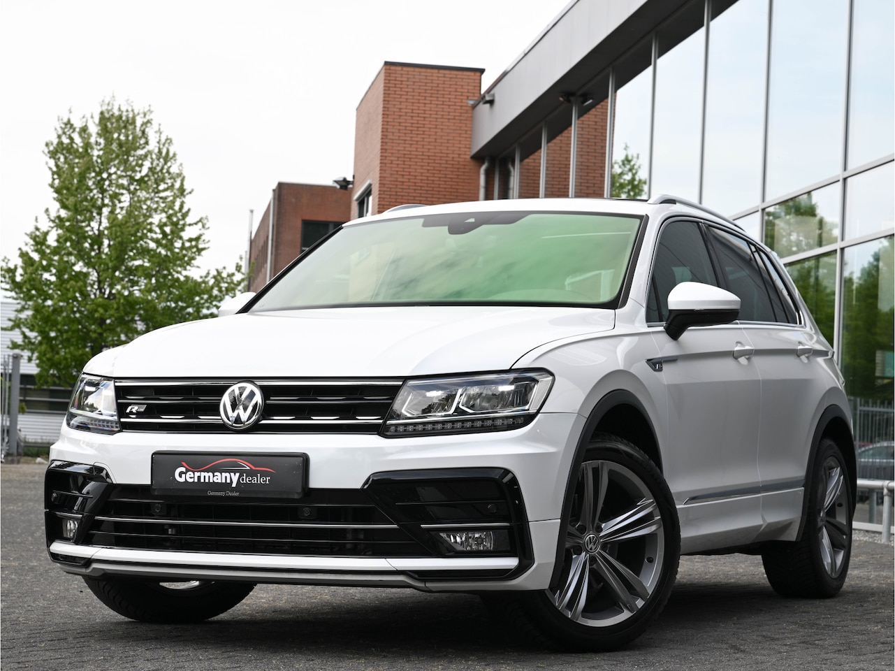 Volkswagen Tiguan - 1.4 TSI 150pk R-Line Pano Tr.haak 19-Inch DAB Virtual - AutoWereld.nl