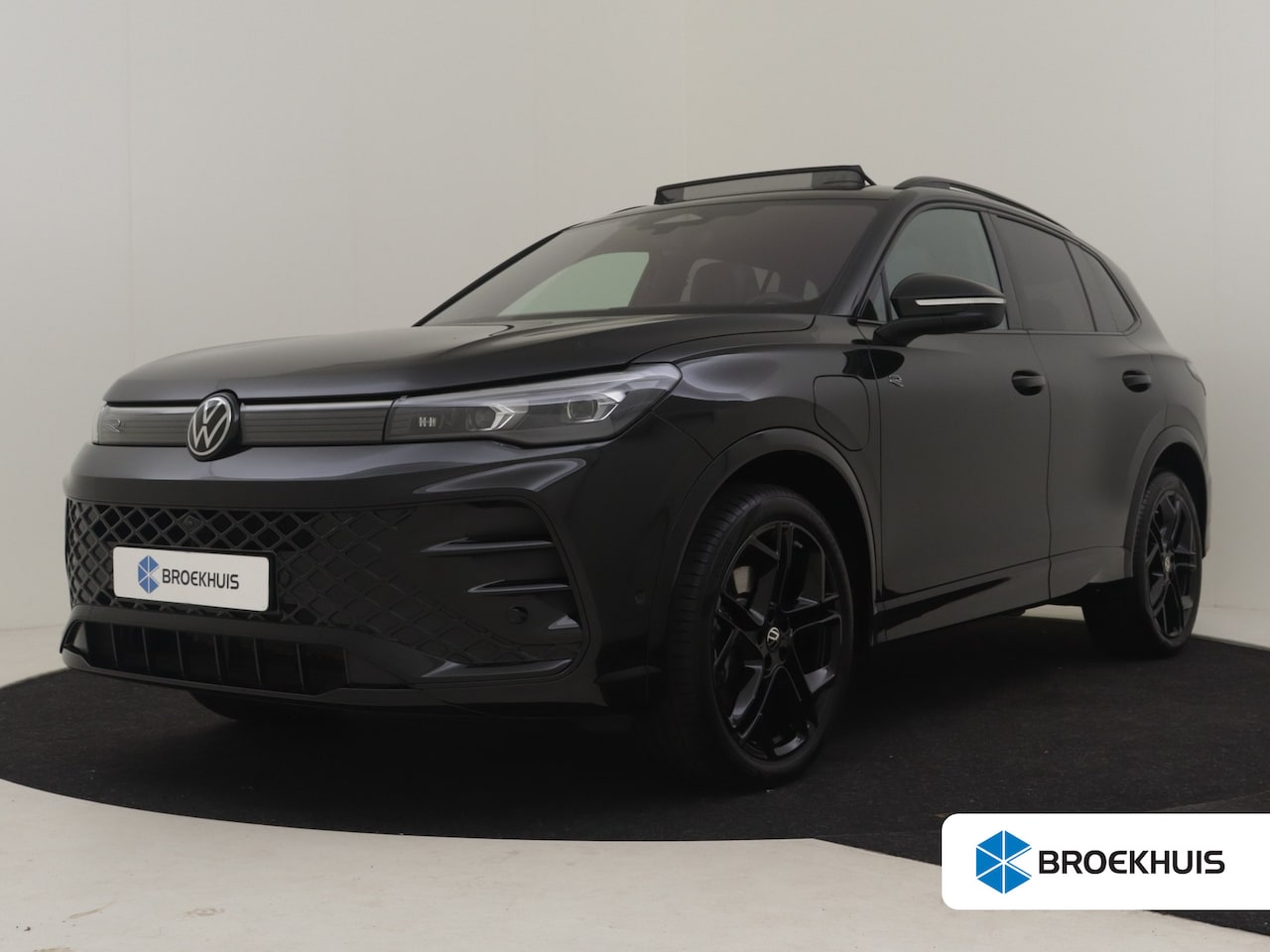 Volkswagen Tiguan - 1.5 eHybrid R-Line Edition 272Pk DSG/AUTO | Glazen panorama-dak | Head-up display | Rondo - AutoWereld.nl