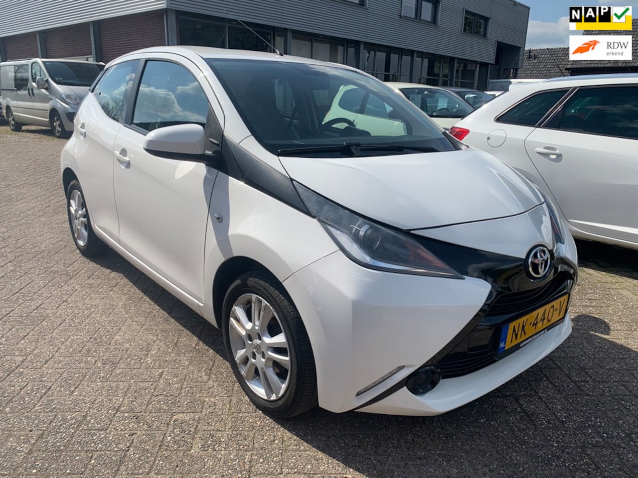 Toyota Aygo - 1.0 VVT-i x-fun 2017 € 7250.- KOOPJE !!!! - AutoWereld.nl