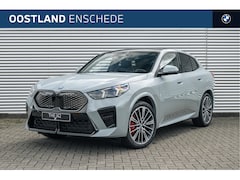 BMW iX2 - eDrive20 M Sport / Panoramadak / Sportstoelen / Adaptieve LED / Head-Up / M Adaptief onder