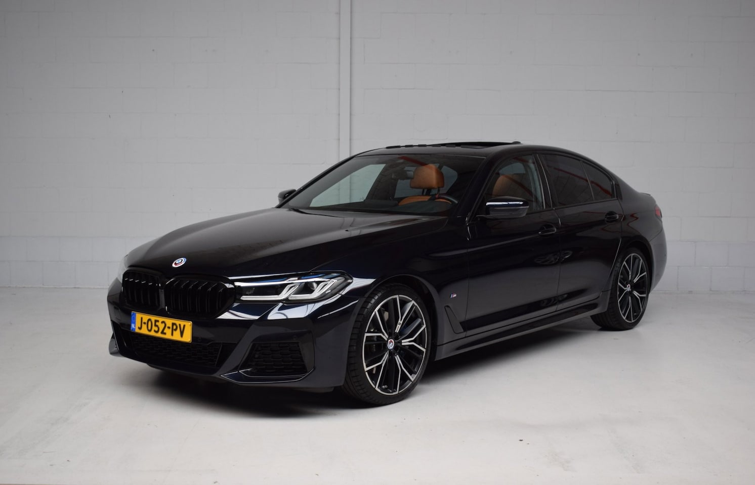 BMW 5-serie - 530i 252PK AUT M-SPORT FACELIFT / SCHUIDFAK / ORG.NED / LASER / NAP / SFEERVERLICHTING / 2 - AutoWereld.nl