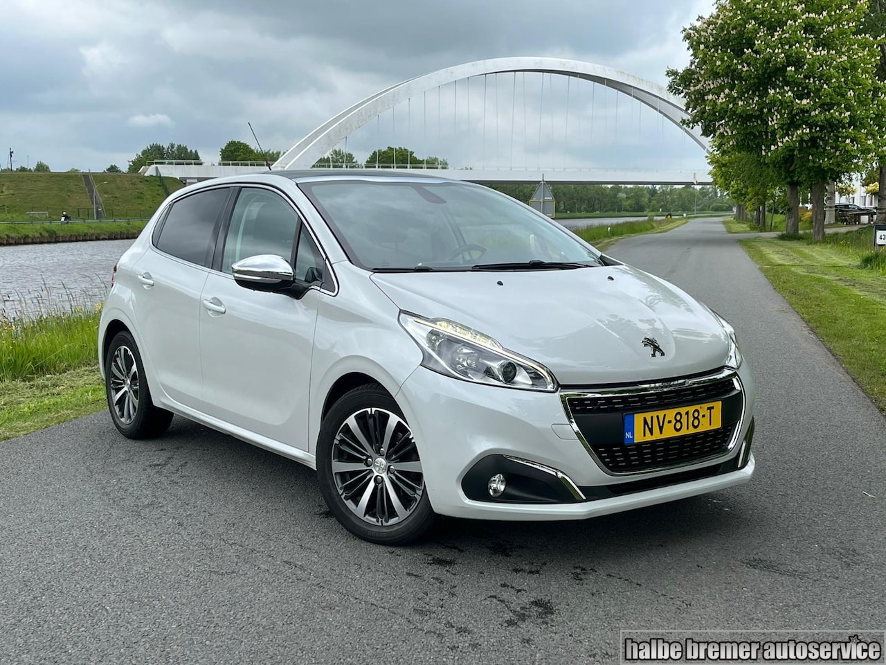 Peugeot 208 - 1.2 Allure|110PK|Camera|Clima|Pano|Carplay - AutoWereld.nl