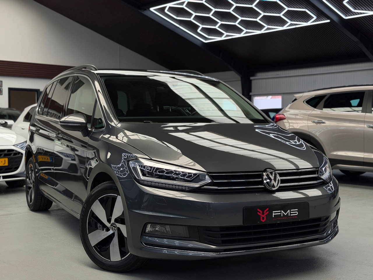 Volkswagen Touran - 1.4 TSI Highline 7p CarPlay Trekhaak - AutoWereld.nl