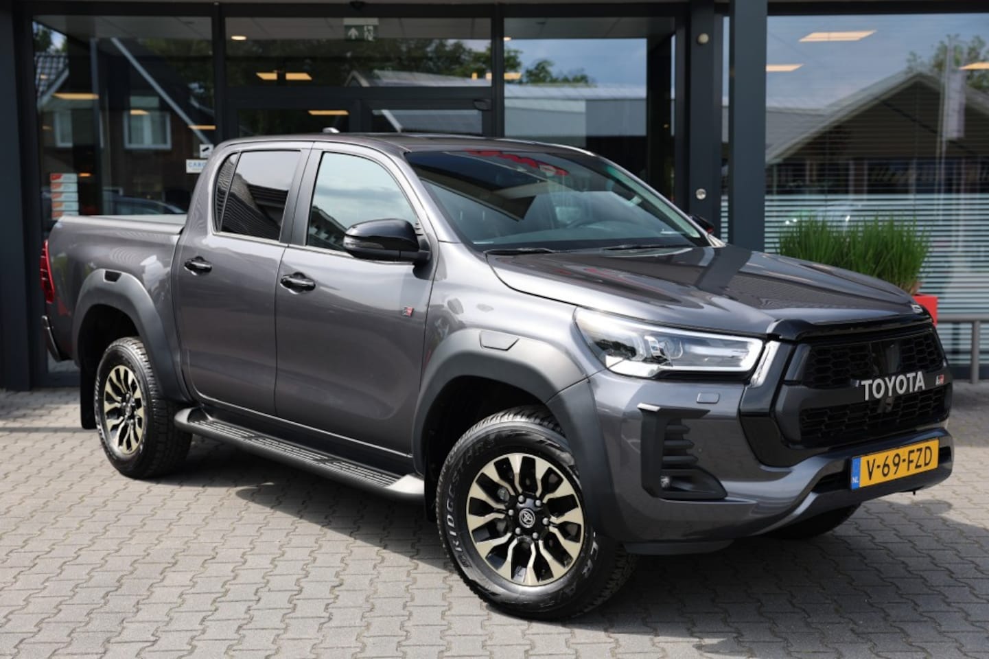 Toyota HiLux - 2.8 D-4D DUBBEL CABIN GR SPORT A/T 2 ZITS 4WD VAN - AutoWereld.nl