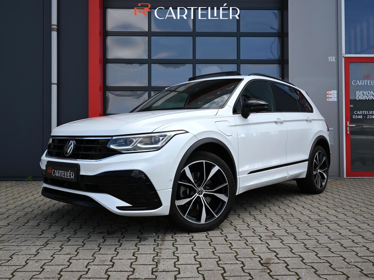 Volkswagen Tiguan - 1.4 TSI eHybrid R-Line Business+ 245PK | Pano | Matrix IQ Led | Trekhaak | 360 | Head-Up | - AutoWereld.nl