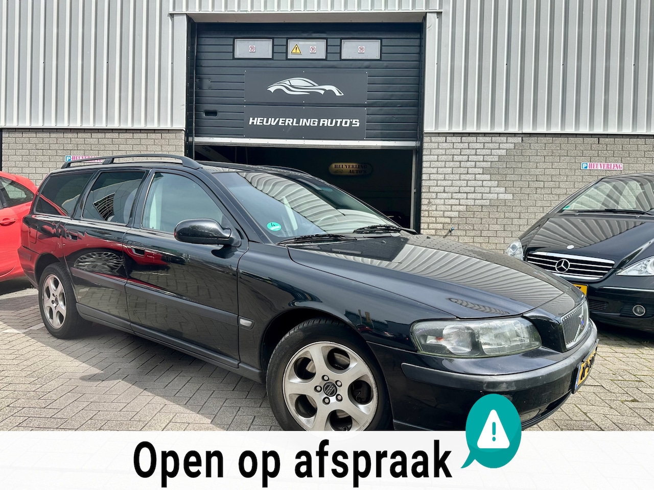 Volvo V70 - 2.4 Comfort Line | Automaat | Airco | Cruise | Trekhaak - AutoWereld.nl