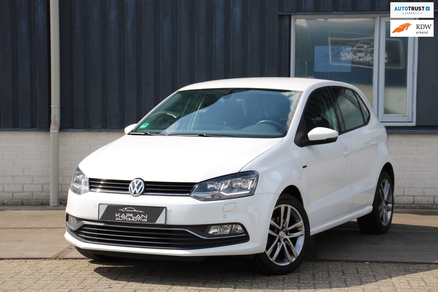 Volkswagen Polo - 1.2 TSI Highline LED Cruise CarPlay Stoelverw Navi PDC Climate - AutoWereld.nl