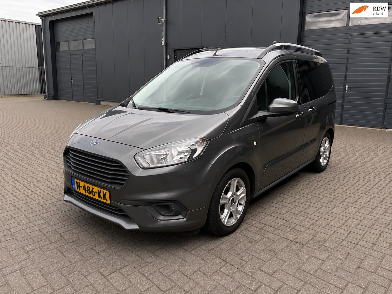 Ford Tourneo Courier - 1.0 Titanium nieuwstaat! met rijplaat t.b.v. rolstoel - AutoWereld.nl