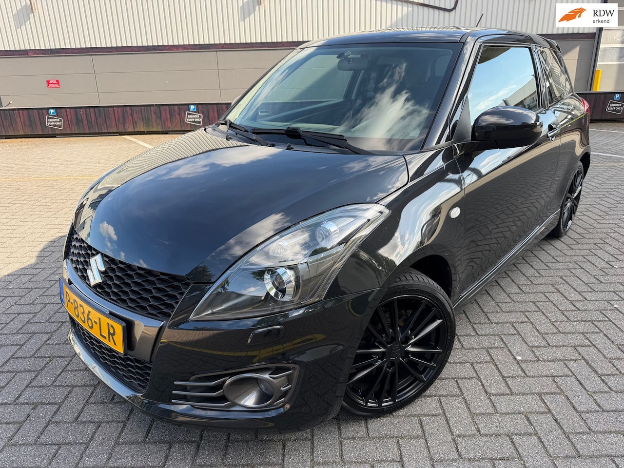 Suzuki Swift - 1.6 Sport*136PK*1eEigenaar*StoelVerwaming*Cruise*Climat-Airco*Park-Sensoren*Velgen*Bluetoo - AutoWereld.nl