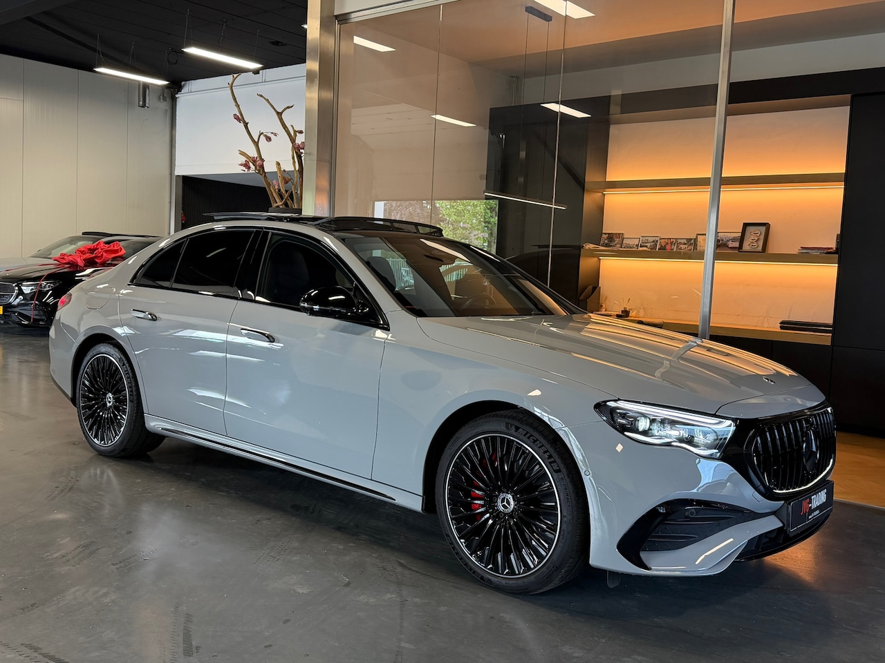 Mercedes-Benz E-klasse - 300 e AMG Line 2024 Nardo Grey full option - AutoWereld.nl