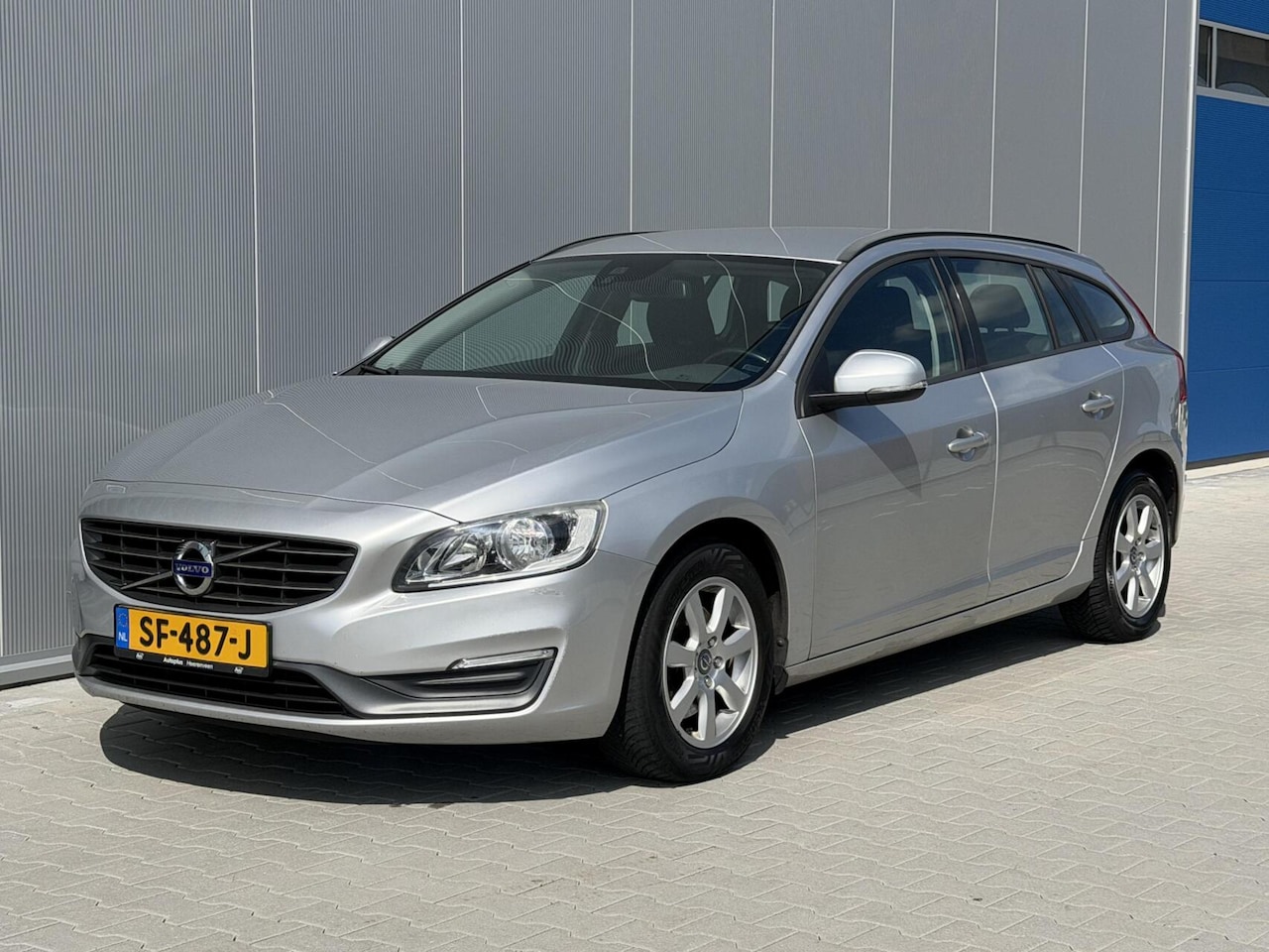 Volvo V60 - 1.6 D2 Momentum | Navi | Airco | Handgeschakeld - AutoWereld.nl