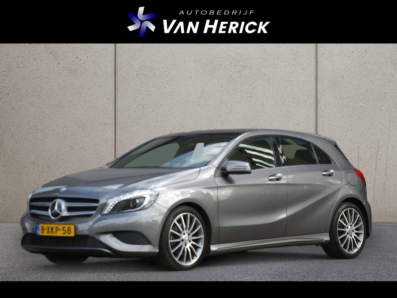 Mercedes-Benz A-klasse - 180 Ambition AMG Automaat | Panoramadak | Parkeersensoren | Sportstoelen - AutoWereld.nl