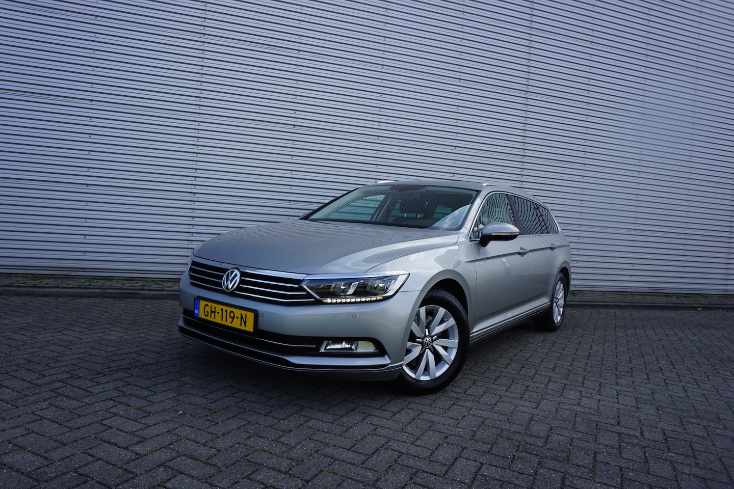 Volkswagen Passat Variant - 1.6 TDI Business Edition Climate / Navi / Cruise / LED / Parkeers. / Trekhaak / Lm velgen - AutoWereld.nl