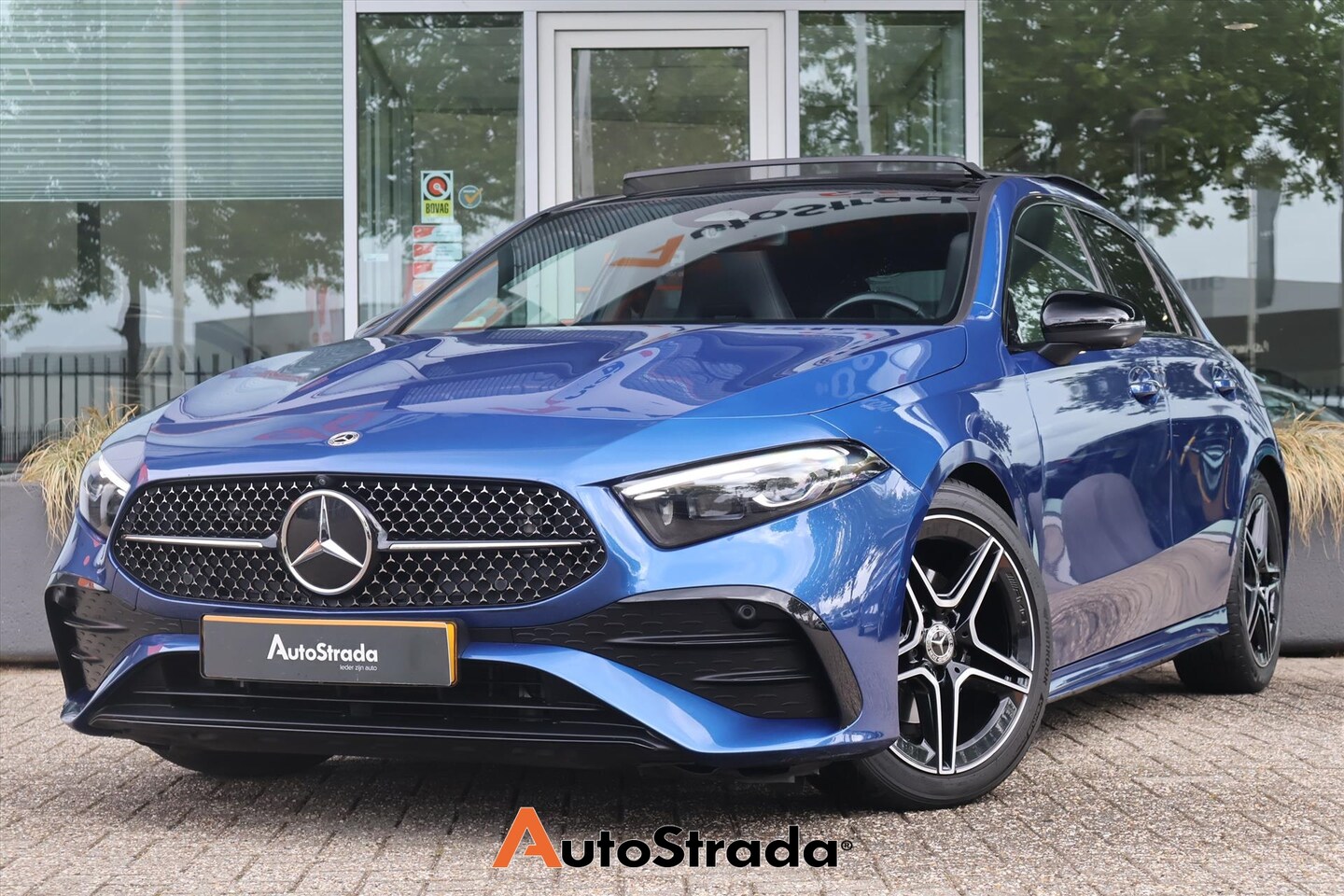 Mercedes-Benz A-klasse - A 180 AMG-Line 136pk | Cruise | Climate | Navigatie | 360 Camera | Panoramadak | Memory | - AutoWereld.nl