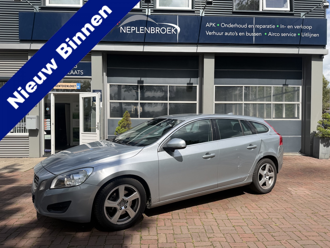 Volvo V60 - 2.0 D3 Momentum Bj 2012 Navi,trekhaak,clima,16inch,cv 164pk - AutoWereld.nl