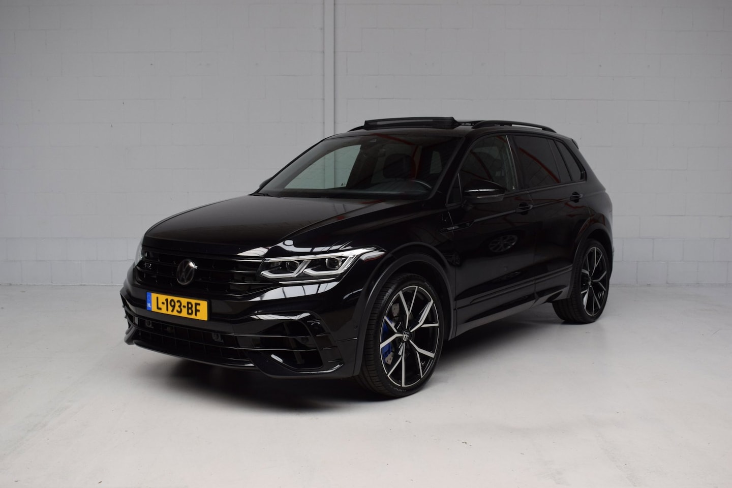 Volkswagen Tiguan - 2.0 TSI R 320PK 75 Edition 4Motion PANORAMADAK / VIRTUAL / CAMERA / TREKHAAK / DEALER-ONDE - AutoWereld.nl