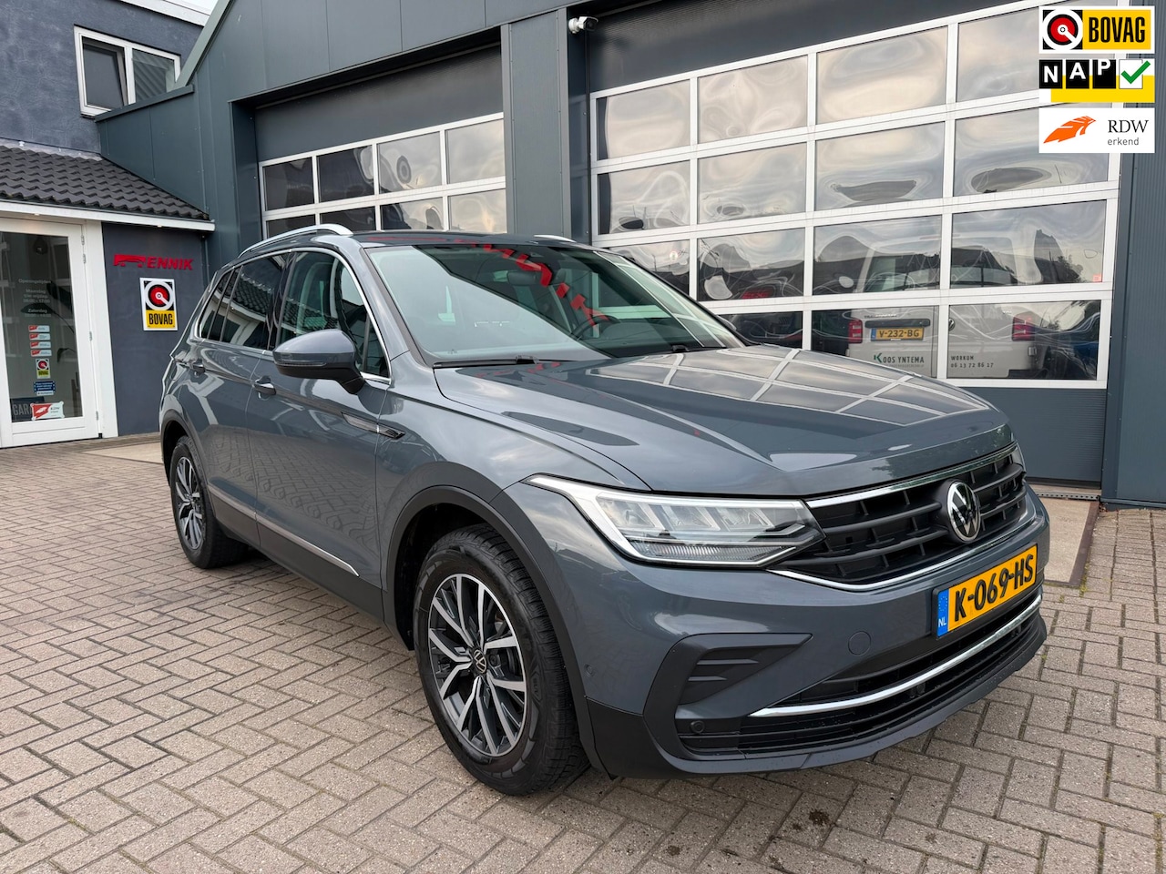 Volkswagen Tiguan - 1.5 TSI Life Business / ACC / IQ Light / Massage / Trekhaak / Zeer Kompleet !. - AutoWereld.nl