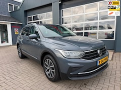 Volkswagen Tiguan - 1.5 TSI Life Business / ACC / IQ Light / Massage / Trekhaak / Zeer Kompleet