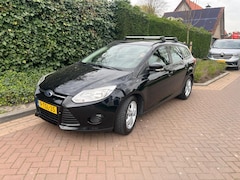Ford Focus Wagon - 1.0 EcoBoost Edition APK tot  29 december 2026. Set winterbanden en dak dragers zitten erbij.