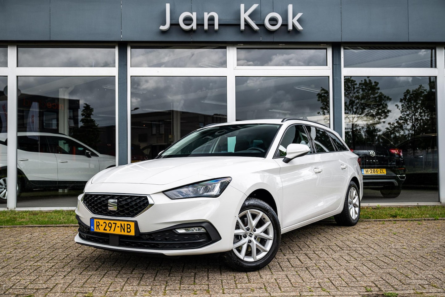 SEAT Leon Sportstourer - 1.0 TSi 110pk Style Business Intense | Camera | Parkeersensoren | Navigatie - AutoWereld.nl