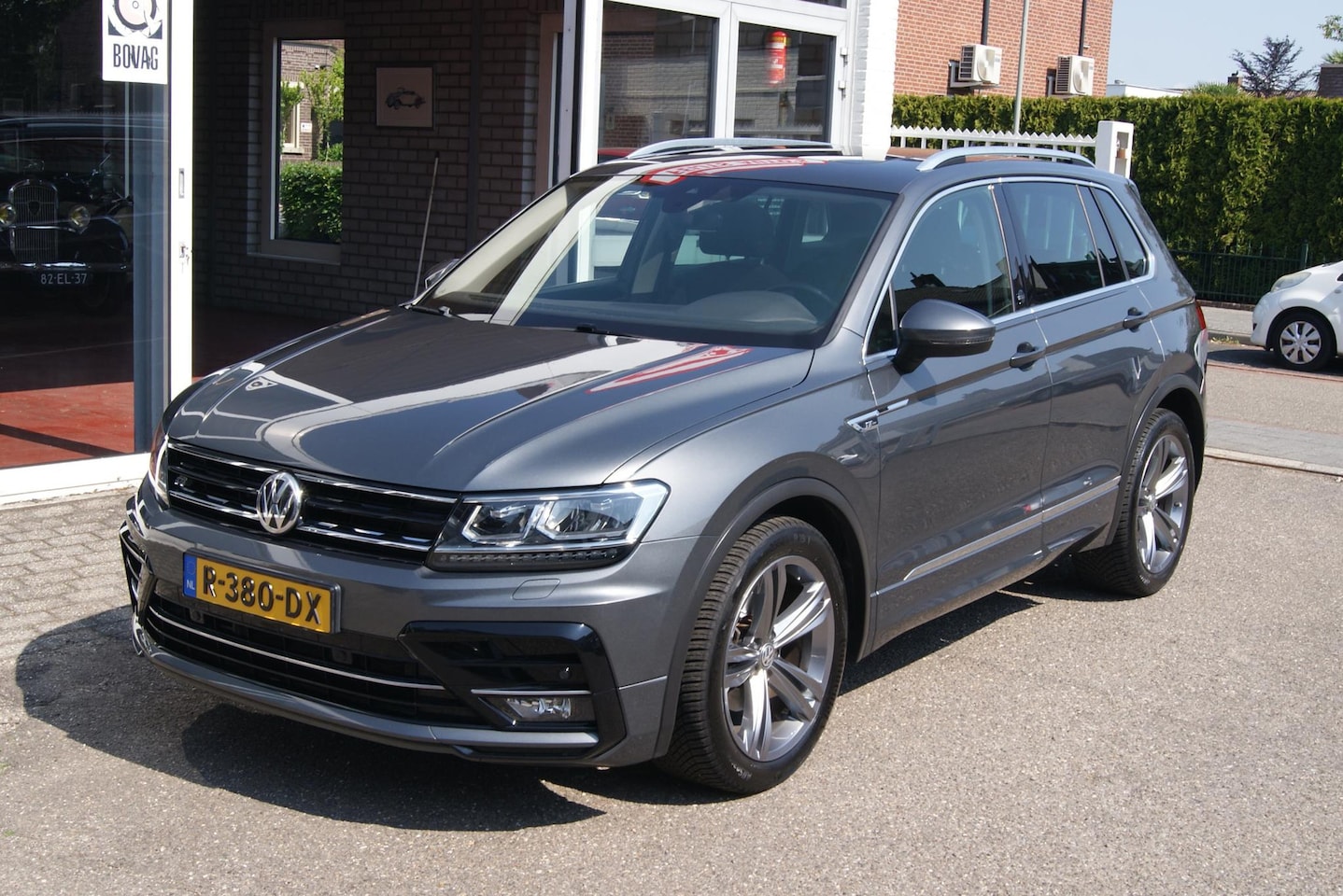 Volkswagen Tiguan - 1.4 TSI ACT Comfortline Business R Navi,Cruise,Trekhaak,Pdc,Pano,RIJKLAARPRIJ!! - AutoWereld.nl