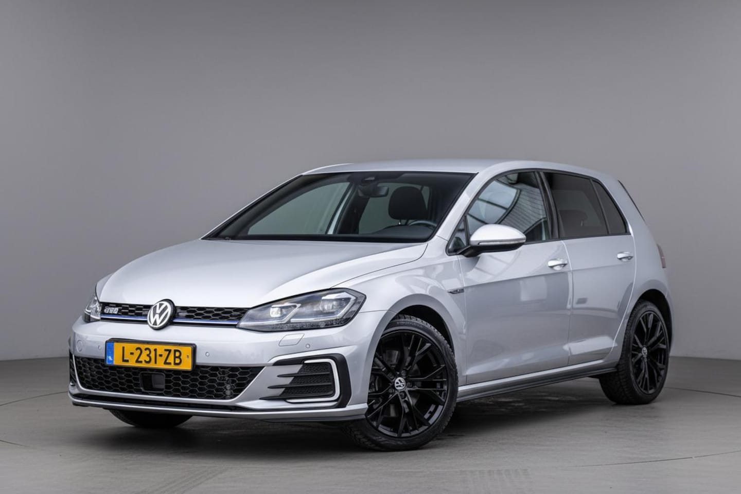 Volkswagen Golf - 7.5 1.4 TSI GTE PHEV Carplay|Trekhaak|Stoelverw.|ACC|Sfeerverlichting|Gedocumenteerd - AutoWereld.nl
