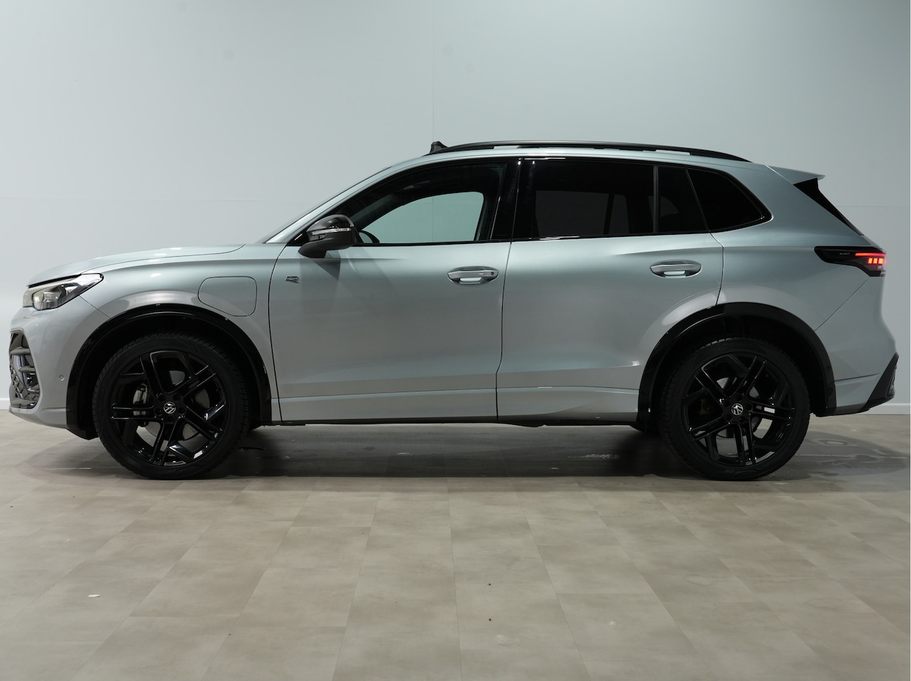 Volkswagen Tiguan - 1.5 eHybrid 204pk R-Line Ed. | Trekhaak | Panorama | LED-Plus | Black Style 267 - AutoWereld.nl