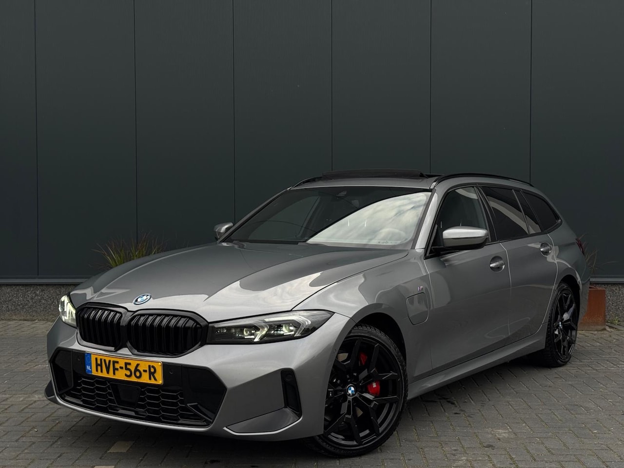 BMW 3-serie Touring - 330e M Pakket | Pano | Widescreen | Trekhaak - AutoWereld.nl