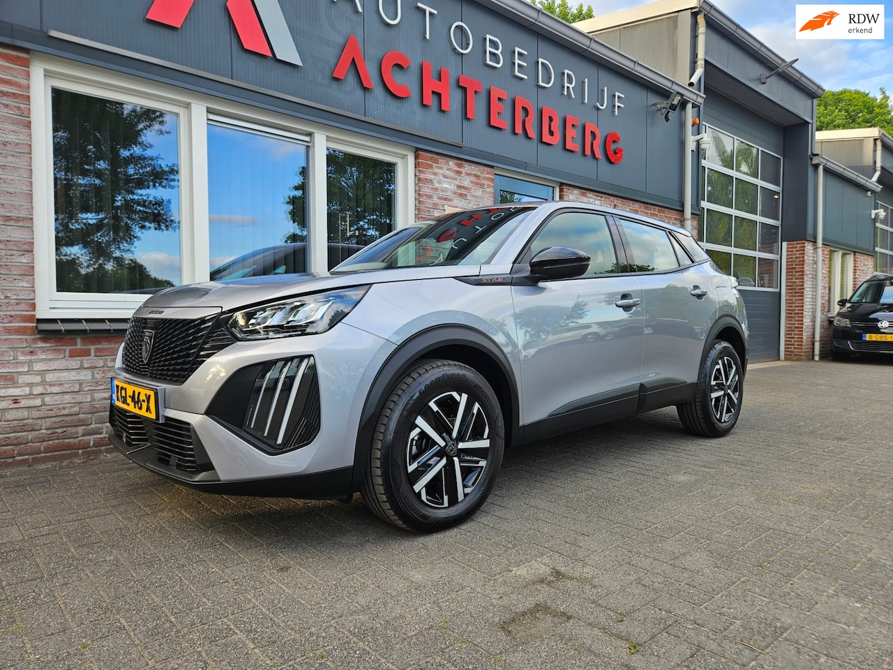 Peugeot 2008 - 1.2 Hybrid 136 Style Carplay! LED! Automaat! Cruise Control! Mooie/Nette Auto! - AutoWereld.nl